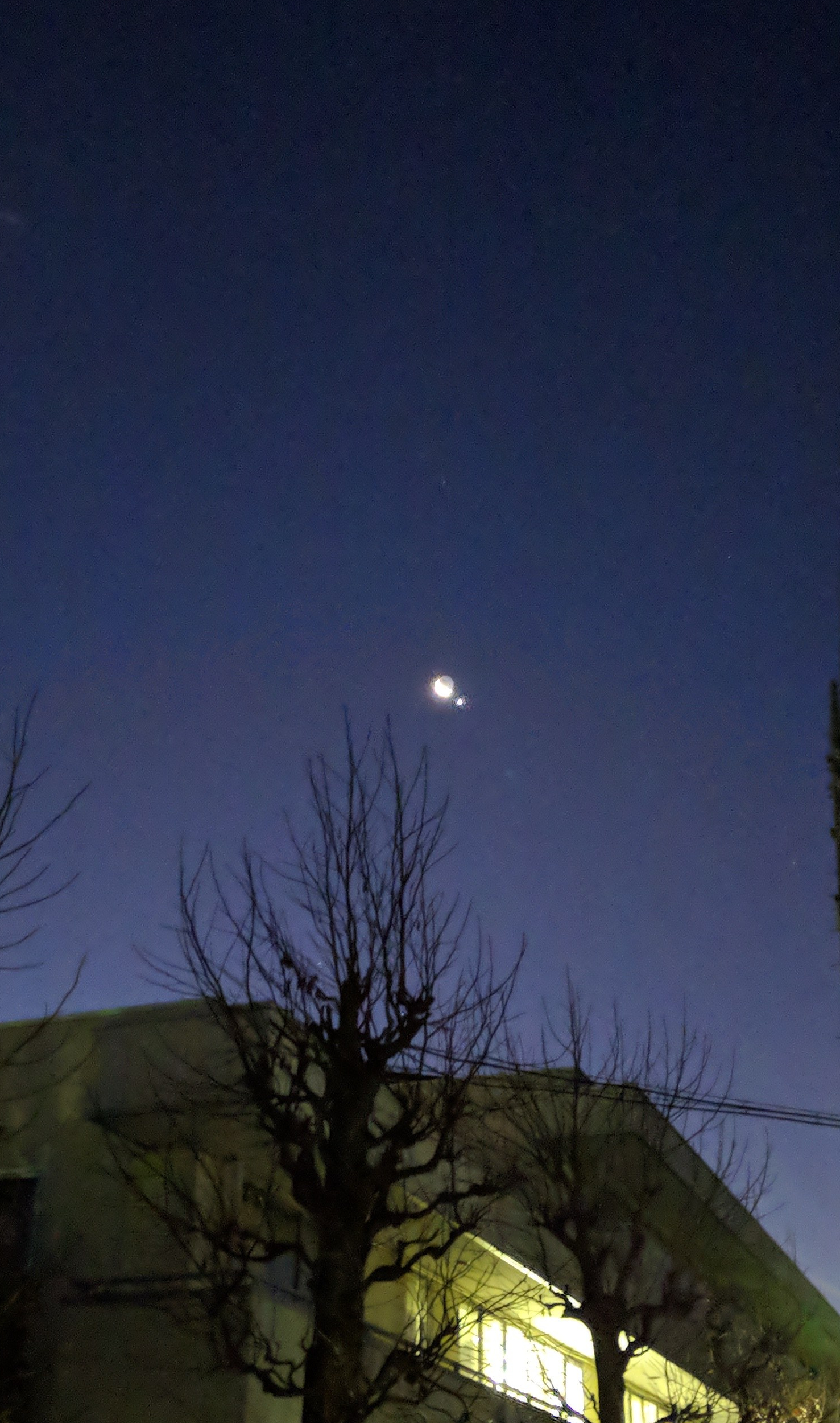 2019年1/2 早朝：月の横に明るい星が！金星らしい