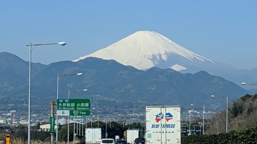 東京から静岡まで東名高速を走る